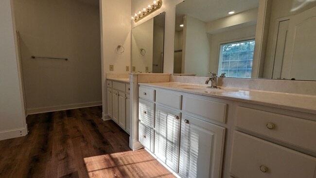 Building Photo - 4 Bed/2.5 Bath Home - Mowing, Trash & Inte...