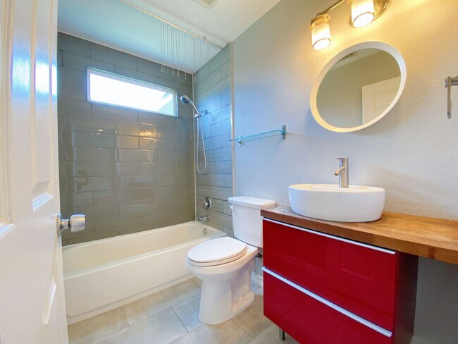 Building Photo - Spacious 4 Bed 3 Bath Rental with Modern T...