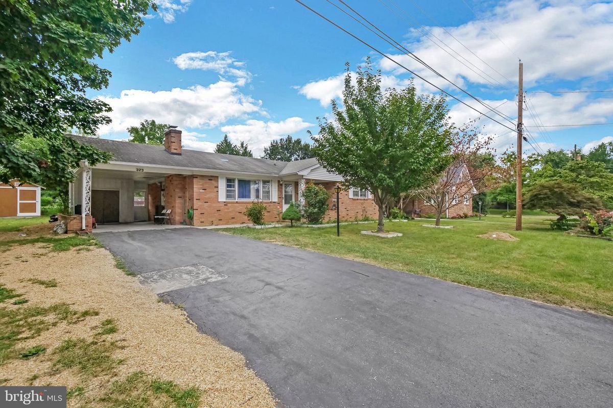 Building Photo - 323 RUSSELCROFT Rd
