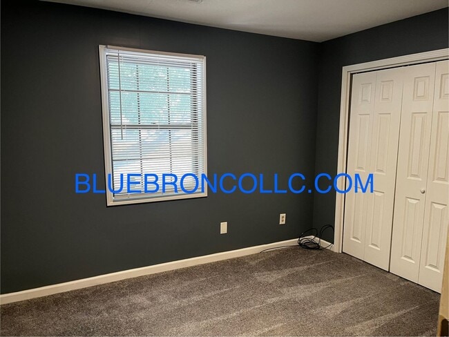Building Photo - Great price for 2 bedroom townhome, spacio...
