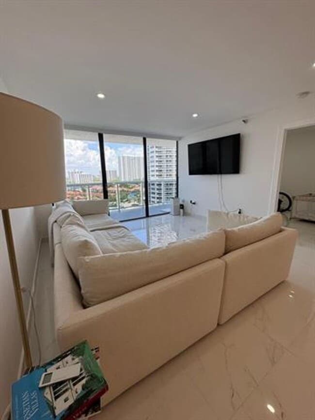 Building Photo - 20515 E Country Club Dr