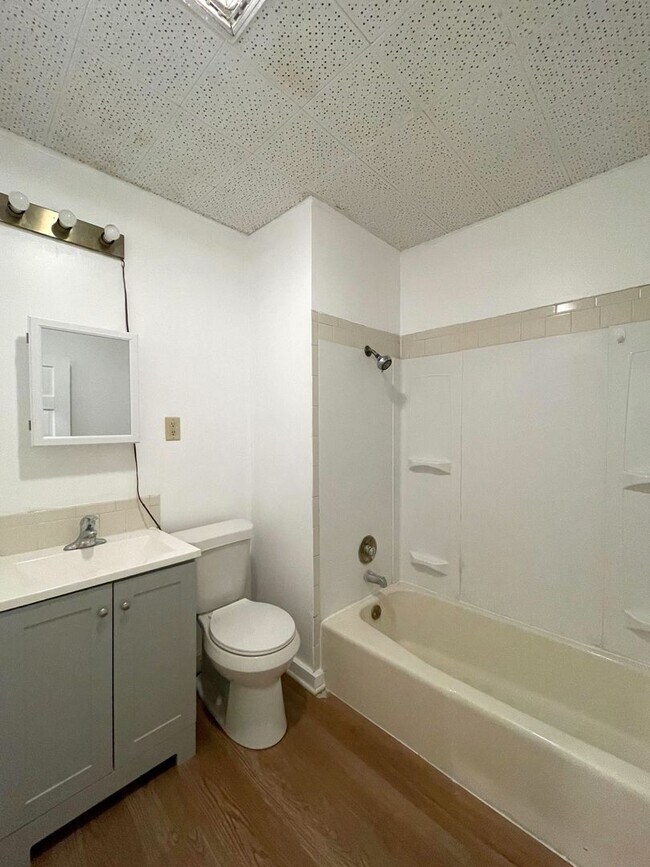 Building Photo - 3 Bed 1 Bath Home