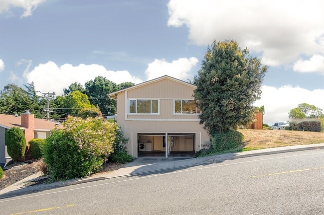 Building Photo - 2280 Rollingwood Dr