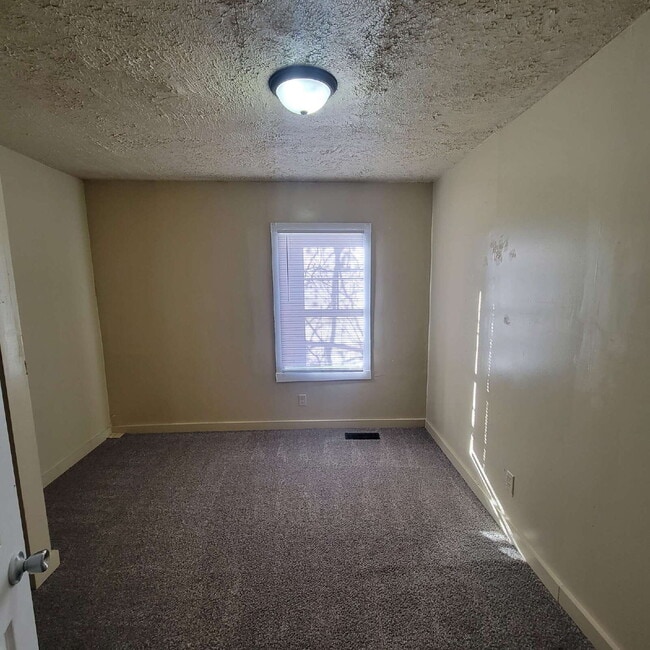 Building Photo - 3/2 with fenced-in backyard & storage shed