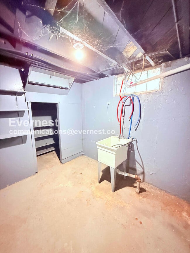 Building Photo - 3 Bed/1 Bath Home with Fenced Yard / Vouchers Accepted / Available Now!