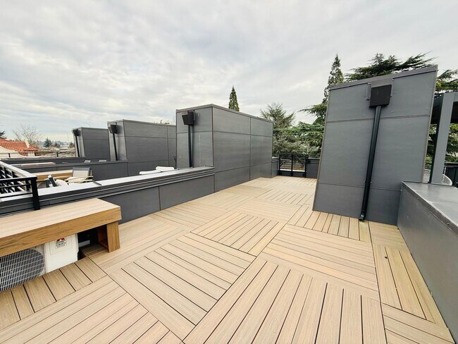 Building Photo - 2 Bed + Den 2 Bathroom Eastlake Townhome with Spectacular Views