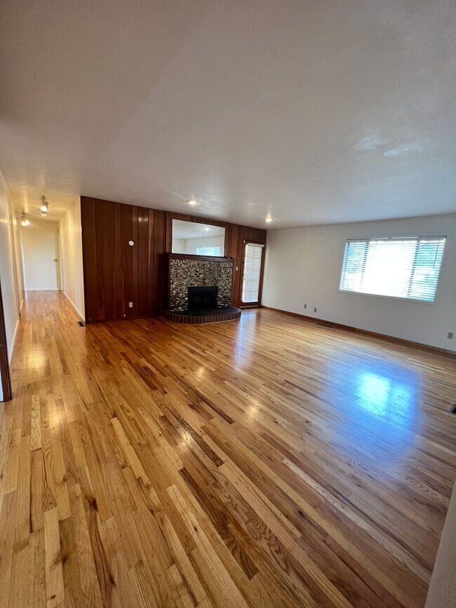 Building Photo - 2 Bedroom Blue Lake House with extra Loft Space!