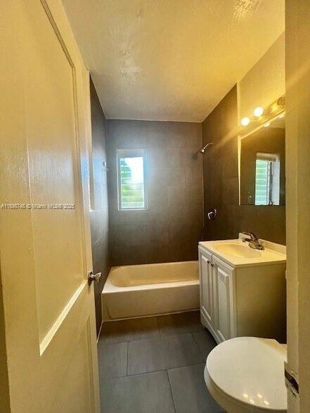 Building Photo - 805 NE 134th St