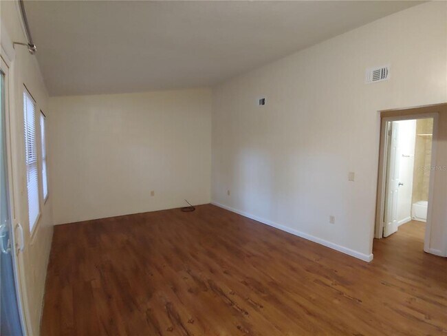 Building Photo - 208 NE 7th Pl