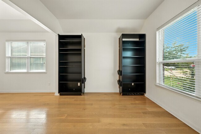 Building Photo - 9219 Gilbert Hollow Dr