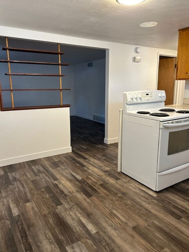 Building Photo - 418 Lola Ln