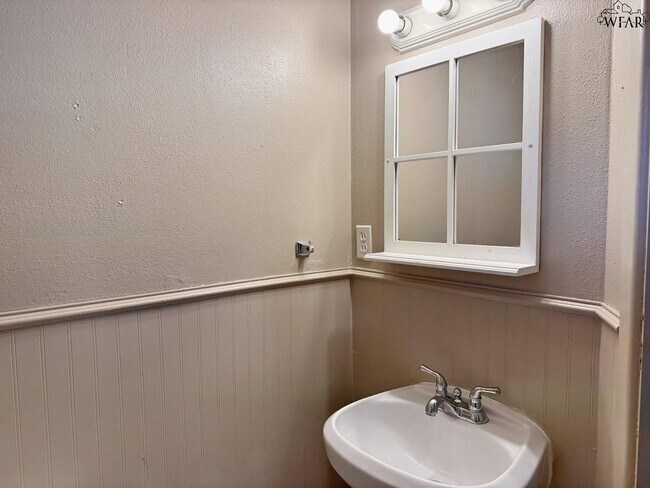 Building Photo - 703 Pecan St