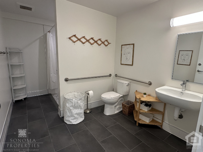 Building Photo - Updated 2BD/1BA Live/Work Loft-Style Apart...
