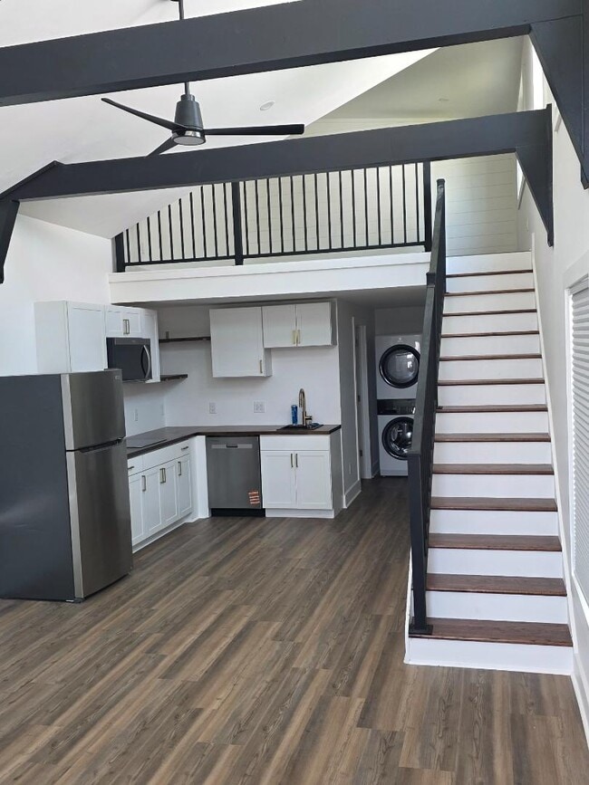 Building Photo - 1142 E College St