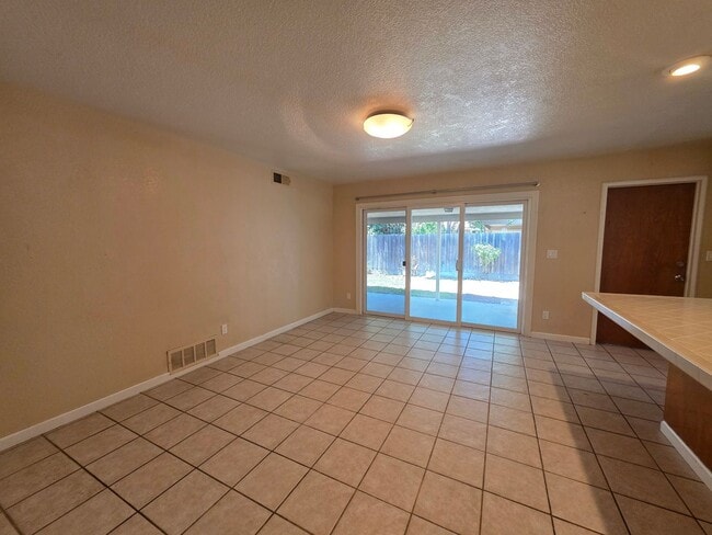 Building Photo - Single story home close to freeway access!
