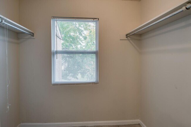 Building Photo - Coming soon! Nice remodel of townhouse Con...