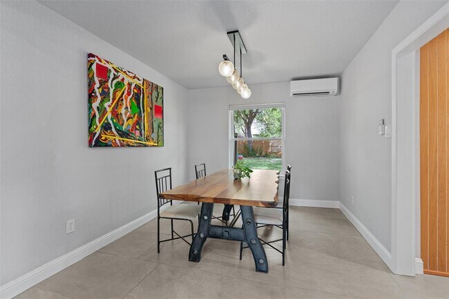 Building Photo - 3112 Val Dr