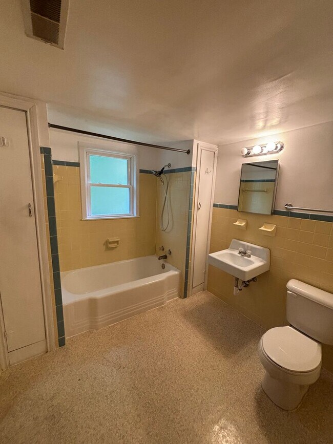 Building Photo - 619 White Oak Dr