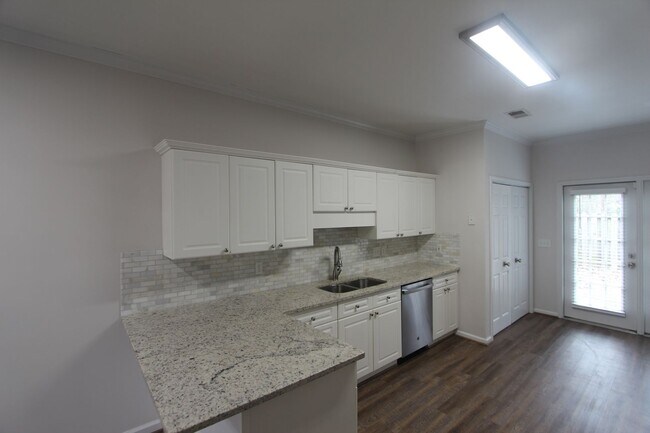 Building Photo - Wonderful and Large 3 Bedroom 2.5 Bath Townhome w/Garage