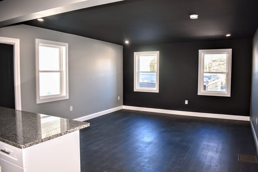 Building Photo - 2 Sunnyside St