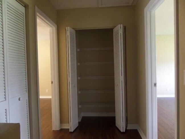 Building Photo - 9661 Santa Rosa Dr