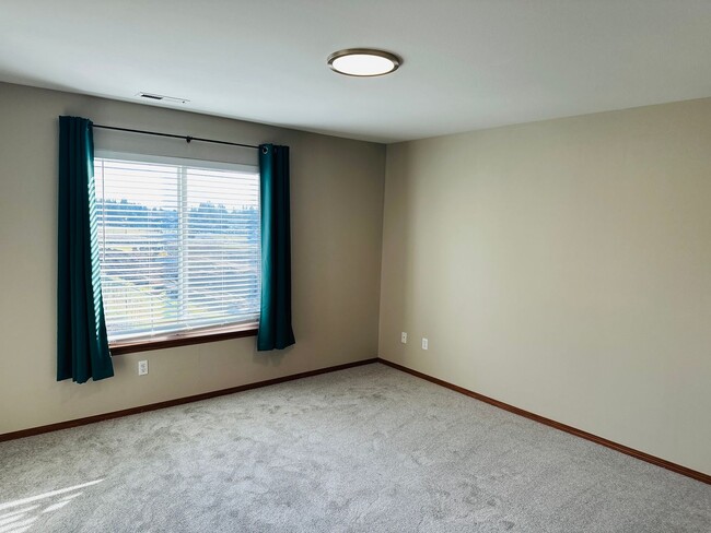 Building Photo - Charming Updated Property in Amazing Neighborhood