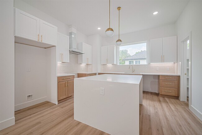 Building Photo - 6021 Maybell St