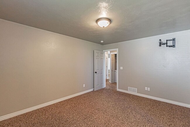 Building Photo - Charming 3-Bedroom Home with Garage on a S...