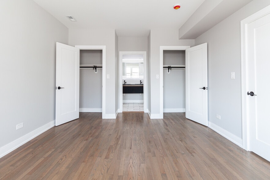 Building Photo - 2641 W Carmen Ave