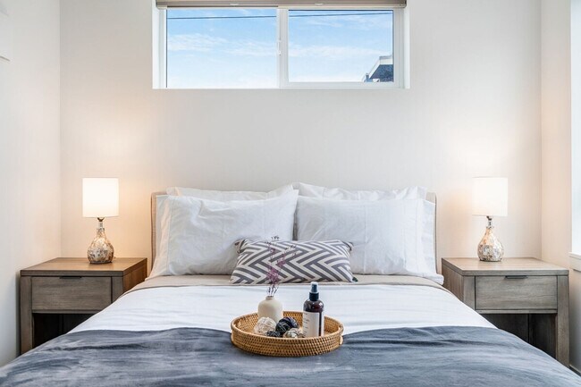 Building Photo - 724 3rd Ave N