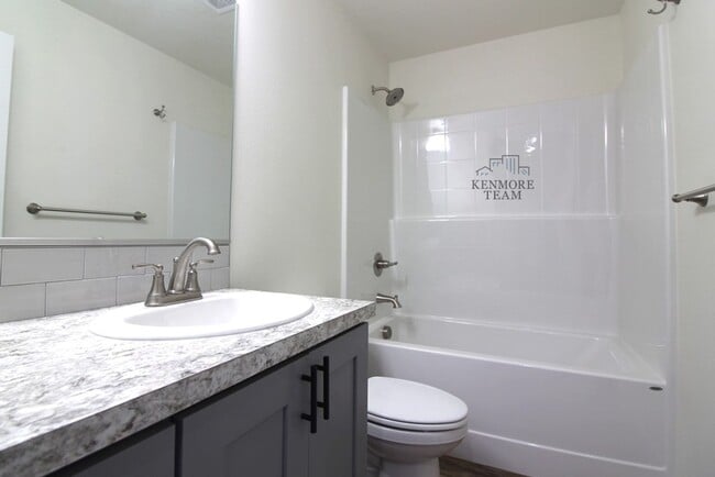 Building Photo - 3 Bedroom, 2.5 Bath + Flex Room Townhome in Kennewick