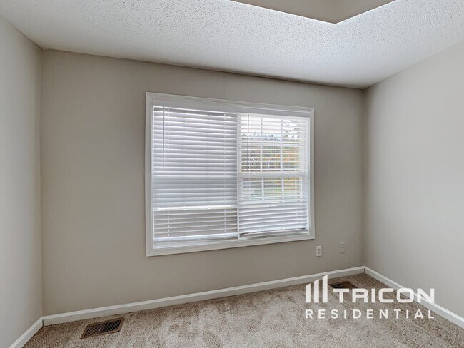 Building Photo - 226 Thorn Thicket Way