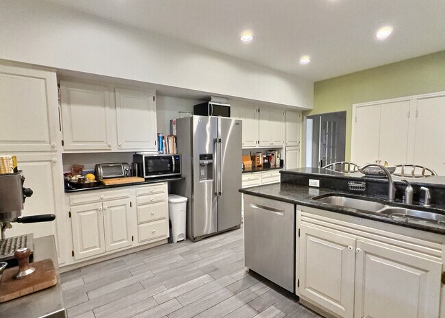 Building Photo - 2921 N Pine Grove Ave