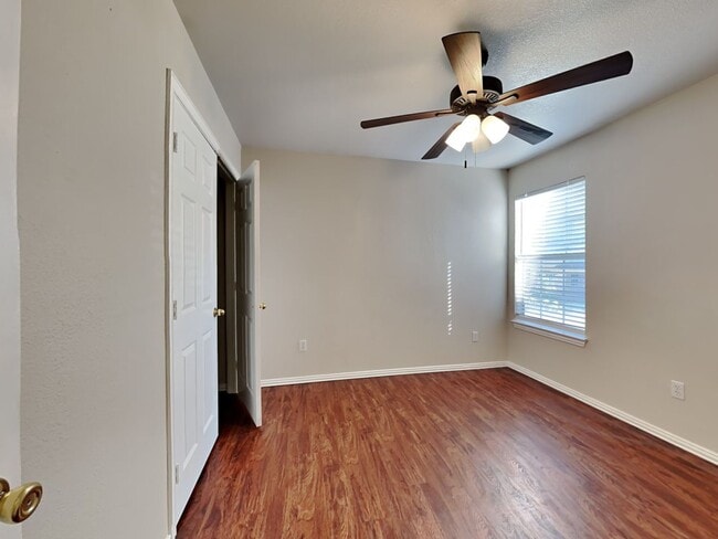 Building Photo - ONE MONTH FREE RENT! CALL NOW!