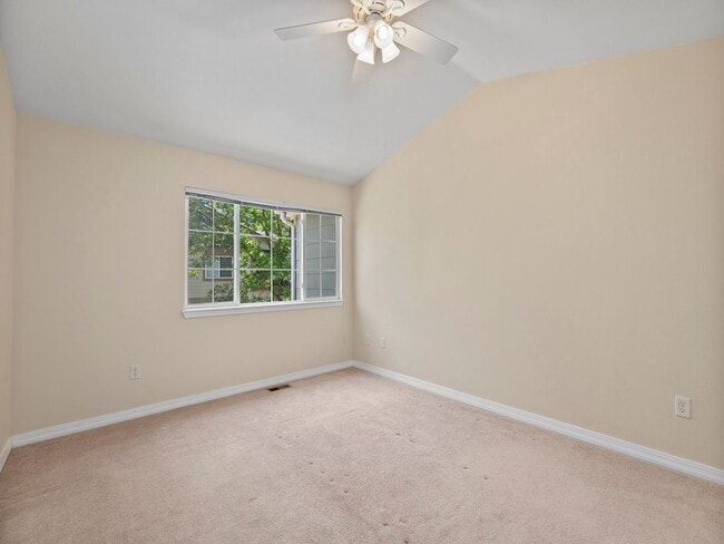 Building Photo - Beautiful 2 Bed 2.5 Bath Townhouse in SE F...