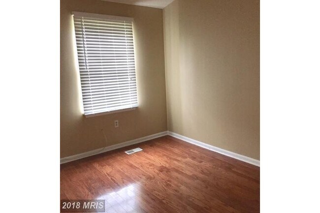 Building Photo - SPACIOUS END  UNIT TH