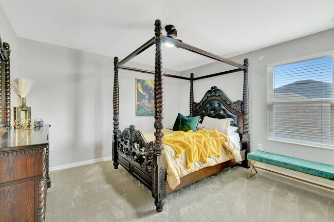 Building Photo - 5700 NW Pine Trail Cir