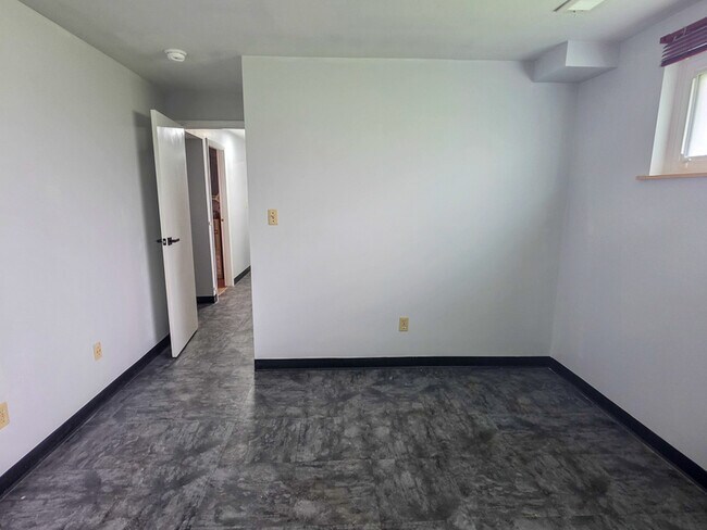 Building Photo - 408 Hazelnut Dr