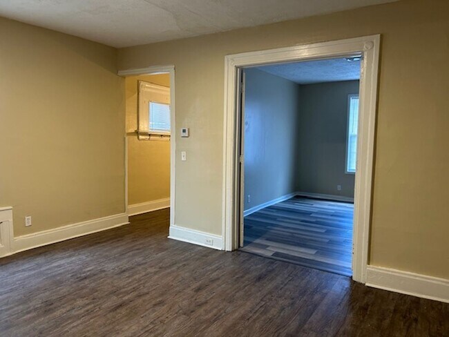 Building Photo - 820-822 HUFFMAN