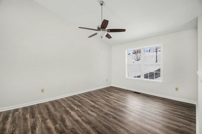 Building Photo - AVAILABLE NOW-3 Bedroom Split foyer in Stafford