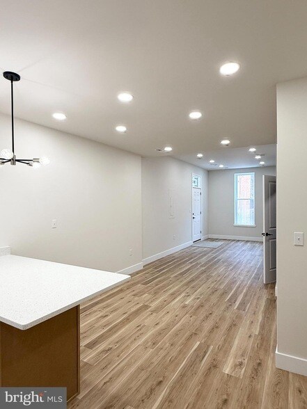 Building Photo - 151 N York St