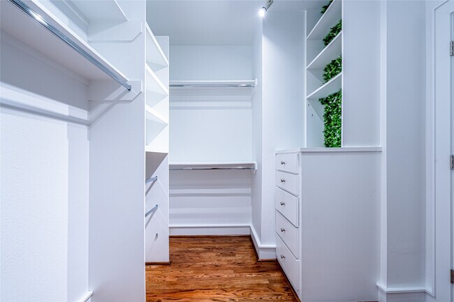 Building Photo - 5321 Lillian St