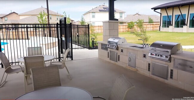 Building Photo - Come check out this well maintained 4 bedroom, 2.5 bath home in the well desired community of Lan...