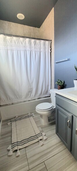 1 of 2 guests bathrooms - 13418 Emerald Tide Way