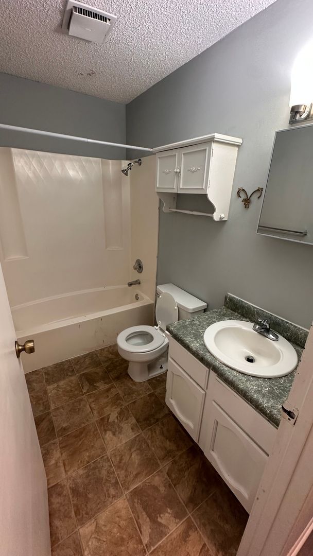 Building Photo - $775 - 2 bed 1 bath - Second floor Apartme...