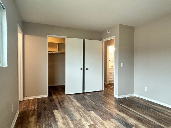 Building Photo - $$ HALF 1/2 OFF First Months RENT !!!!!! 2 bed - 2 bath unit Ready to rent!