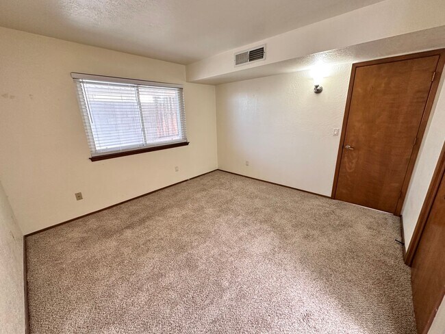 Building Photo - Move in Special! 2 Bedroom 2 Bath Townhome w/2 Car Garage and Refrigerated Air