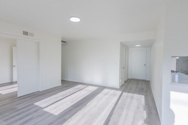 Building Photo - 45462 3rd St E