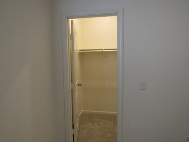 Building Photo - 2300 Plantation Dr
