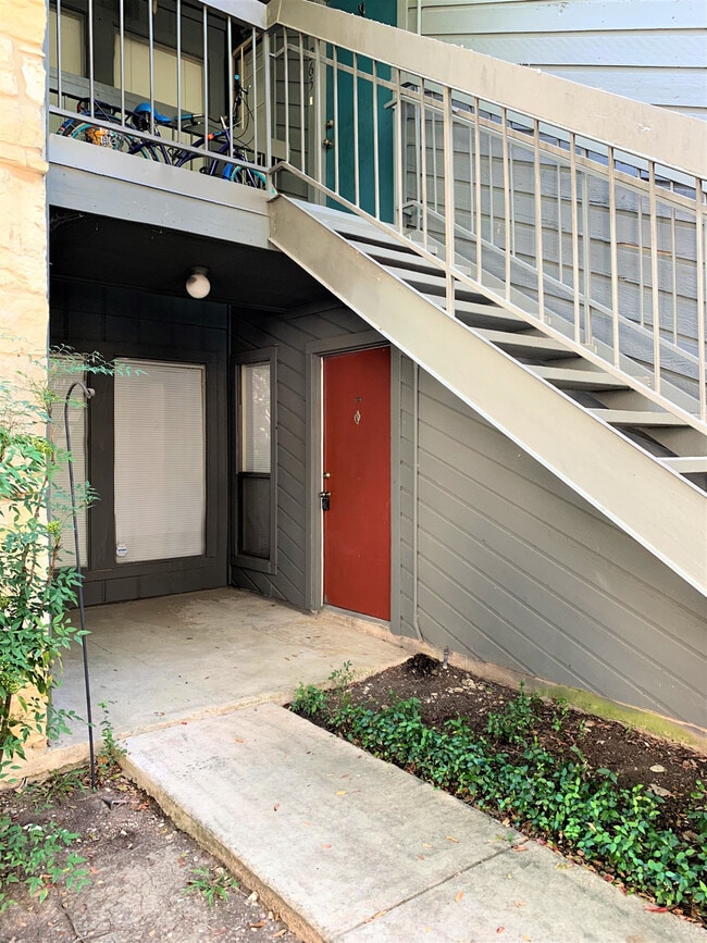 Building Photo - FIRST-FLOOR 2-BEDROOM AT WOODMONT TOWNHOMES